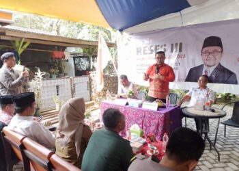Anggota DPRD Jawa Barat dari PKS Dapil VI Kabupaten Bogor Bapak H.Mochamad Ichsan, M.S.T memberikan pengarahan serta masukan kepada para masyarakat di Desa Sirnagalih Kecamatan Jonggol (foto : RH/Mitrapolri.com)