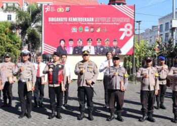 Kepolisian Resor Kota Manado memberikan penghargaan kepada 27 personel Polresta Manado yang berprestasi dalam upacara yang di gelar di halaman Mapolresta Manado, Senin (7/8/2023).