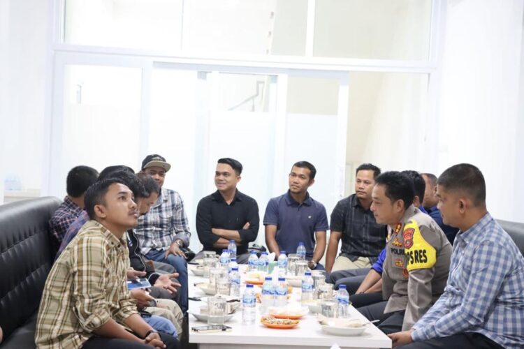 Kapolres Nagan Raya AKBP Rudi Saeful Hadi menggelar curhat bersama para wartawan yang bertugas di Kabupaten Nagan Raya digelar Selasa (08/08/23) di cafe Jeep kupi kawasan Lueng Baro kecamatan Suka Makmue Kabupaten Setempat.