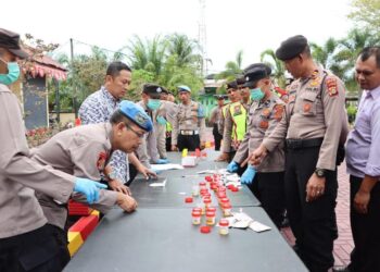 Polres Aceh Barat melaksanakan pemeriksaan urine anggotanya yang diambil secara acak dan dadakan untuk mengetahui pemakaian dan peredaran narkoba di halaman Apel Mapolres setempat, Selasa (08/08/2023) Pukul 08.30 wib.