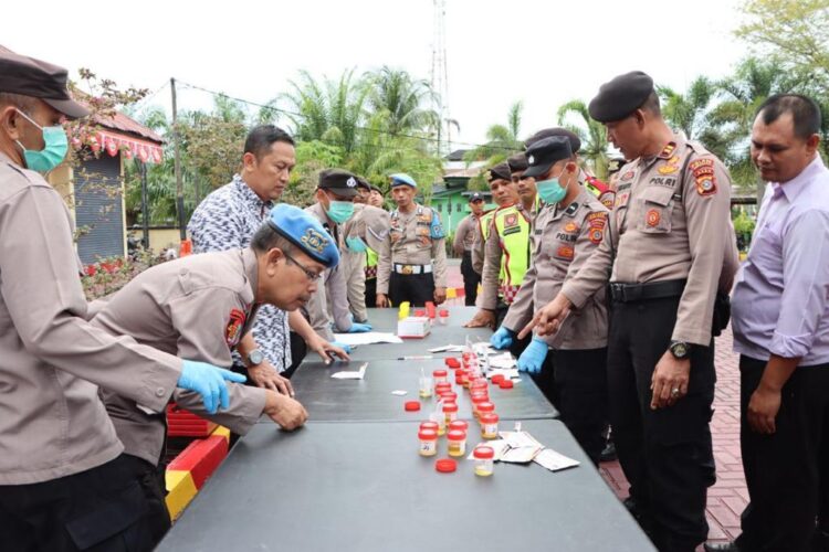 Polres Aceh Barat melaksanakan pemeriksaan urine anggotanya yang diambil secara acak dan dadakan untuk mengetahui pemakaian dan peredaran narkoba di halaman Apel Mapolres setempat, Selasa (08/08/2023) Pukul 08.30 wib.