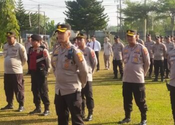 Upacara pemberian penghargaan tersebut diberikan reward kepada personil yang berprestasi baik dalam pengungkapan kasus dan kinerja dalam pelaksanaan tugas-tugas kepolisian.