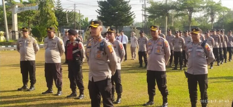Upacara pemberian penghargaan tersebut diberikan reward kepada personil yang berprestasi baik dalam pengungkapan kasus dan kinerja dalam pelaksanaan tugas-tugas kepolisian.