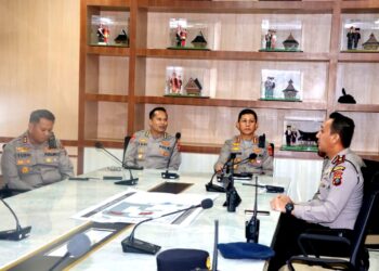 RAPAT: Kapolrestabes Medan Kombes Pol Valentino Alfa Tatareda SH SIK memimpin rapat TFG di Kantor Gubernur Sumut Jalan Diponegoro Medan, Selasa (8/8/2023).(Foto Dok/Polrestabes)