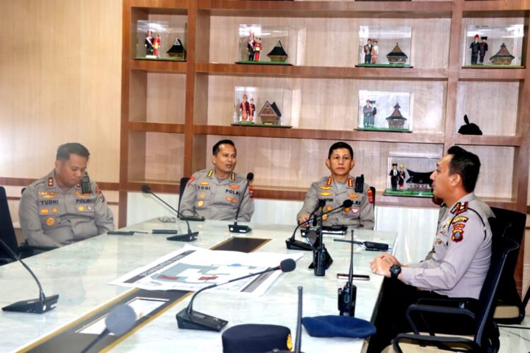 RAPAT: Kapolrestabes Medan Kombes Pol Valentino Alfa Tatareda SH SIK memimpin rapat TFG di Kantor Gubernur Sumut Jalan Diponegoro Medan, Selasa (8/8/2023).(Foto Dok/Polrestabes)