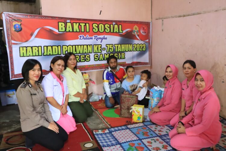Bakti Sosial Polwan Polres Samosir di Desa Pardomuan I, Kabupaten Samosir
