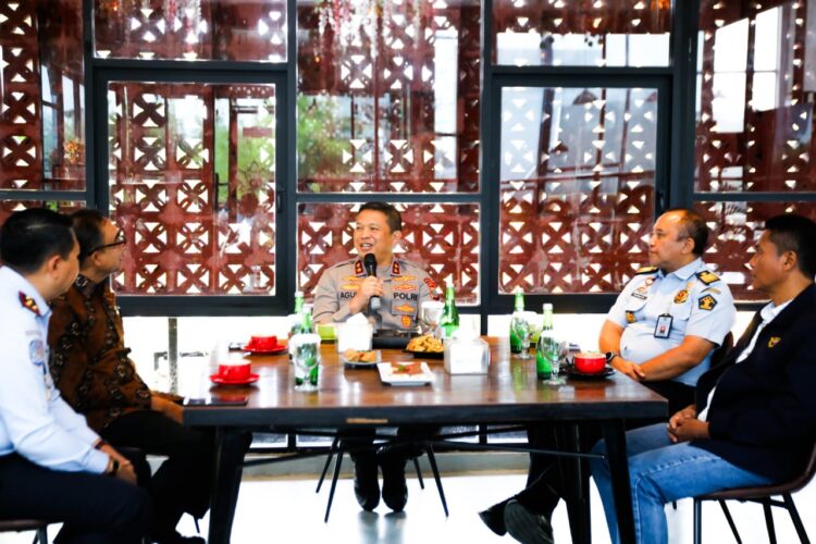 BERI SAMBUTAN: Kapolda Sumut, Irjen Agung Setya Imam Effendi beri sambutan pada pertemuan para stakeholder untuk berkolaborasi dan bersinergi mengendalikan inflasi dan mempercepat pertumbuhan ekonomi di Sumut yang diadakan di Swasana Caffee, Selasa (8/8/2023). ( Foto Dok/ Polda Sumut)