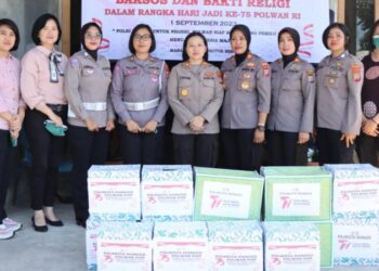 Srikandi Polresta Manado menggelar aksi bakti sosial dengan memberikan puluhan paket sembako kepada masyarakat yang membutuhkan, Selasa (8/8/2023).