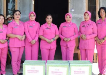 Ketua Bhayangkari Cabang Kota Manado Ny. Melanie Julianto bersama dengan pengurus laksanakan Bakti Sosial dengan menyerahkan Bansos, Selasa (8/8/2023).