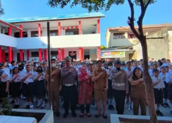 Satuan Lalu Lintas Polresta Manado menggelar sosialiasi dan imbauan tertib berlalulintas di SMP Negeri 5 Manado