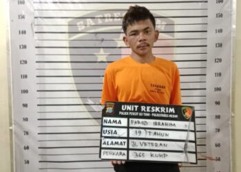 DITEMBAK: Pelaku perampokan bersajam berinisial FI alias Bombom yang ditembak polisi di kaki kirinya, diamankan di Polsek Percut Sei Tuan guna mempertanggung jawabkan perbuatannya, Rabu (9/8/2023).(Foto Dok/Polsek)