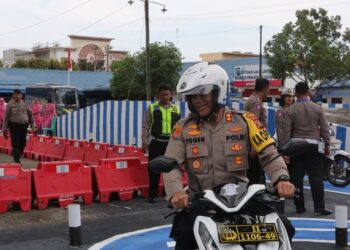 Kapolres Pematangsiantar AKBP Yogen Heroes Baruno SH S.I.K, launching sirkuit "S" praktek SIM C baru, di Lapangan Satpas Polres Pematangsiantar Jalan Sangnawaluh