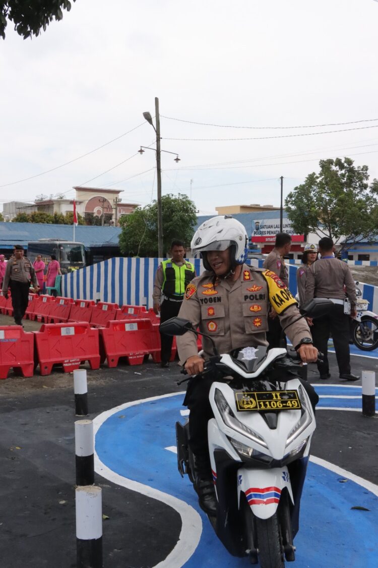 Kapolres Pematangsiantar AKBP Yogen Heroes Baruno SH S.I.K, launching sirkuit "S" praktek SIM C baru, di Lapangan Satpas Polres Pematangsiantar Jalan Sangnawaluh