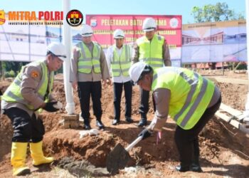 Kapolda Sulsel Irjen Pol Drs. Setyo Boedi Moempoeni Harso, S.H., M.Hum, melakukan peletakan batu pertama pembangunan Masjid Syuhada Mapolda Sulsel