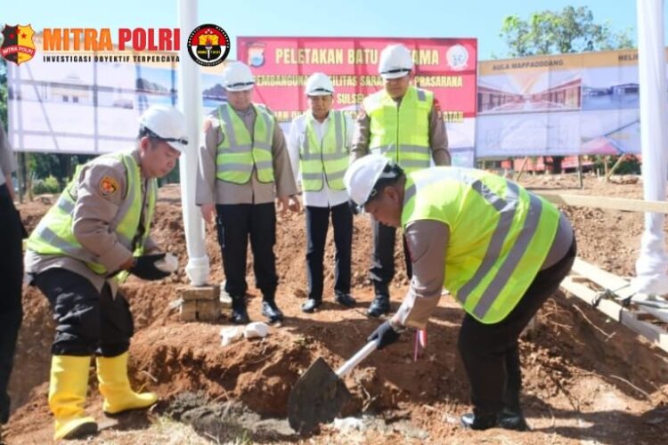 Kapolda Sulsel Irjen Pol Drs. Setyo Boedi Moempoeni Harso, S.H., M.Hum, melakukan peletakan batu pertama pembangunan Masjid Syuhada Mapolda Sulsel