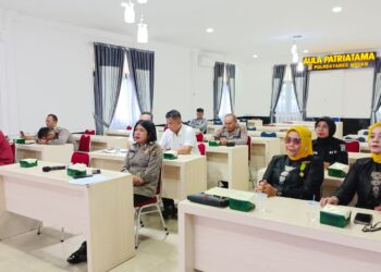 ZOOM MEETING: Personel Polrestabes Medan dan para undangan mengikuti zoom meeting dialog penguatan internal Polri di ruang Patriatama Mapolrestabes Medan, Rabu (9/8/2023).(Foto Dok/Polrestabes)