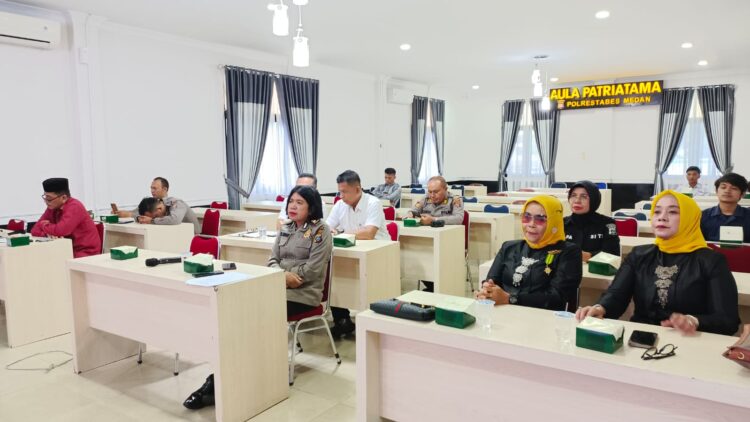 ZOOM MEETING: Personel Polrestabes Medan dan para undangan mengikuti zoom meeting dialog penguatan internal Polri di ruang Patriatama Mapolrestabes Medan, Rabu (9/8/2023).(Foto Dok/Polrestabes)