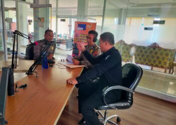 DIALOG INTERAKTIF: AKP Slamet Riyadi S.H., M.H memberikan paparan dalam Dialog Interaktif Halo Polisi di RRI Medan, Rabu (9/8/2023). (Foto Dok/ Polresta DS)