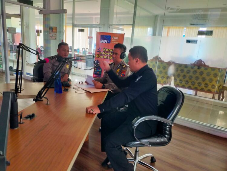 DIALOG INTERAKTIF: AKP Slamet Riyadi S.H., M.H memberikan paparan dalam Dialog Interaktif Halo Polisi di RRI Medan, Rabu (9/8/2023). (Foto Dok/ Polresta DS)
