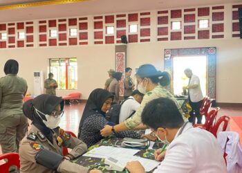 DONOR DARAH: Petugas memeriksa peserta sebelum mendonorkan darahnya di Aula Dhira Brata Satbrimob Polda Sumut, Rabu (9/8/2023). (Foto Dok/ Polda Sumut)