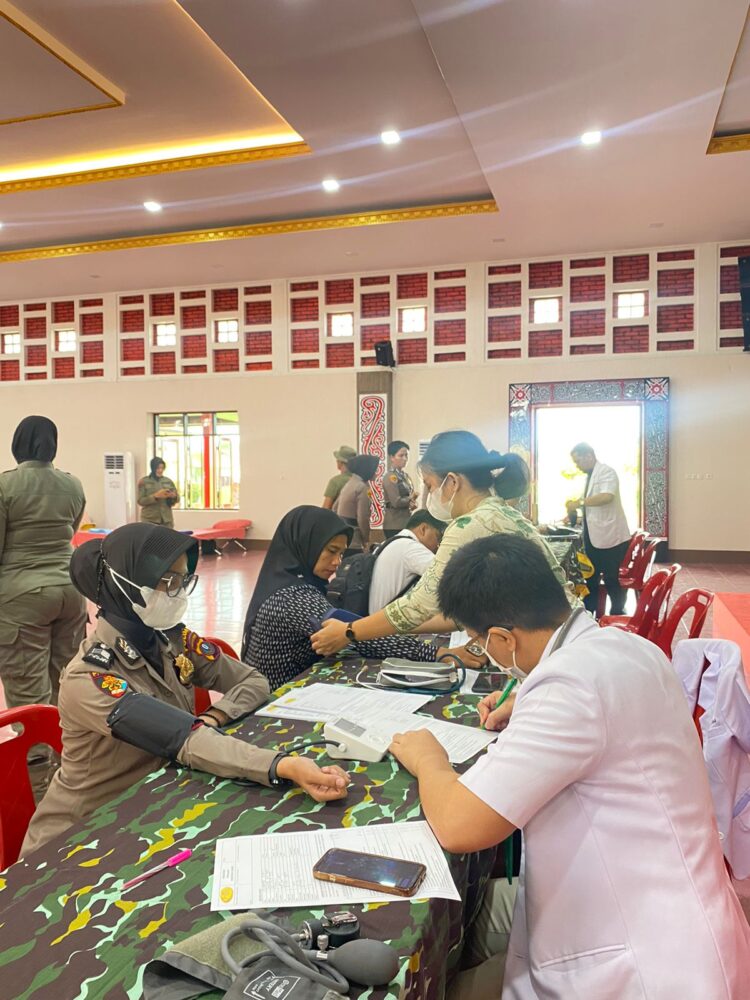DONOR DARAH: Petugas memeriksa peserta sebelum mendonorkan darahnya di Aula Dhira Brata Satbrimob Polda Sumut, Rabu (9/8/2023). (Foto Dok/ Polda Sumut)