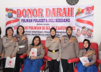 DONOR DARAH: Personel Polwan Polresta Deliserdang melakukan donor darah menyambut HUT ke-75 Polwan di Kantor PMI Kabupaten Deliserdang, Rabu (9/8/2023). ( Foto Dok/ Polresta DS)
