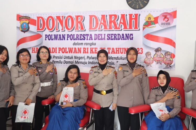 DONOR DARAH: Personel Polwan Polresta Deliserdang melakukan donor darah menyambut HUT ke-75 Polwan di Kantor PMI Kabupaten Deliserdang, Rabu (9/8/2023). ( Foto Dok/ Polresta DS)