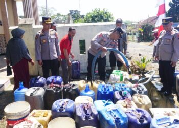 Polres Purbalingga kembali menyalurkan bantuan air bersih di dua desa wilayah Kecamatan Karangreja dan Kecamatan Karanganyar, Rabu (9/8/2023).
