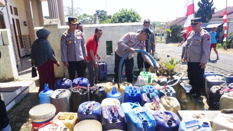Polres Purbalingga kembali menyalurkan bantuan air bersih di dua desa wilayah Kecamatan Karangreja dan Kecamatan Karanganyar, Rabu (9/8/2023).