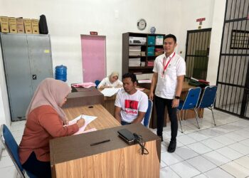 Perangkat Desa Tambunan Sunge, Kecamatan Balige, Kabupaten Toba, berinisial AT, diamankan pihak Satuan Reserse Kriminal (Satreskrim) Polrestabes Medan atas dugaan penipuan dan penggelapan, Rabu (9/8/2023) siang.