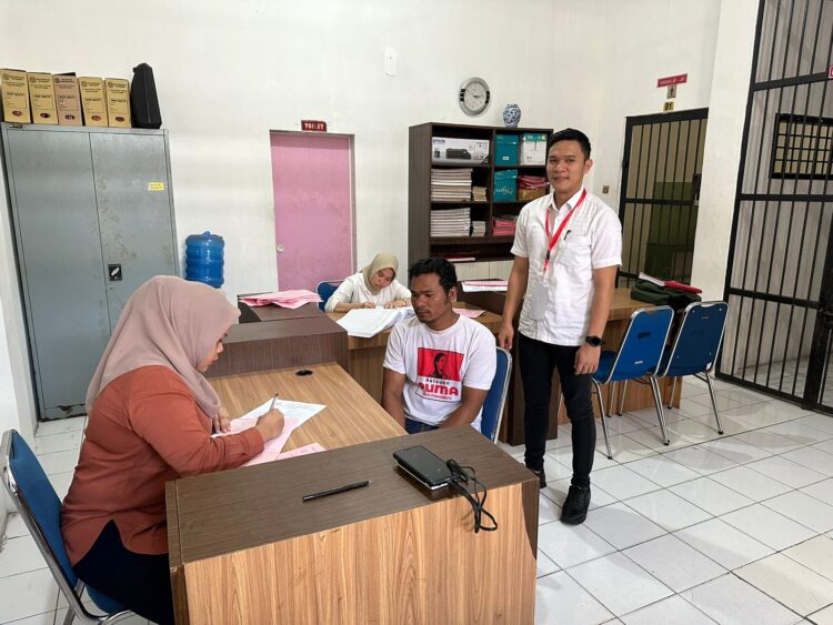Perangkat Desa Tambunan Sunge, Kecamatan Balige, Kabupaten Toba, berinisial AT, diamankan pihak Satuan Reserse Kriminal (Satreskrim) Polrestabes Medan atas dugaan penipuan dan penggelapan, Rabu (9/8/2023) siang.