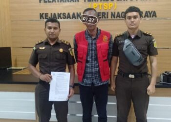 Pihak Kejaksaan Negeri (Kejari) Nagan Raya melakukan penangkapan terhadap salah seorang Mantan Keuchik (Kepala Desa) yang berinisial GT (43) di Kecamatan Darul Makmur, Kabupaten Nagan Raya.