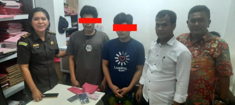 Penyidik Satreskrim Polres Labuhanbatu melimpahkan 2 dari 7 tersangka kasus Tindak Pidana Perdagangan Orang (TPPO) beserta barang bukti ke Kejaksaan Negeri (Kejari) Labuhanbatu di Jalan Sisingamangaraja, Rantauprapat, Rabu (09/08/2023).