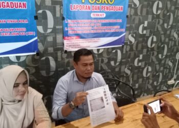 Ketua Lembaga Bantuan Hukum Cahaya Keadilan Rakyat Aceh (CAKRA), Fakhrurrazi SH dalam konferensi pers di ruang VIP Platinum Coffe Lhokseumawe, Rabu, (9/80/2023)