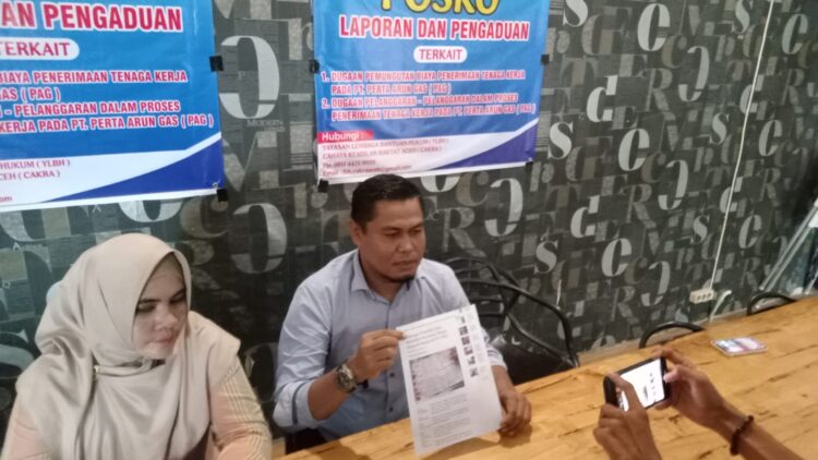 Ketua Lembaga Bantuan Hukum Cahaya Keadilan Rakyat Aceh (CAKRA), Fakhrurrazi SH dalam konferensi pers di ruang VIP Platinum Coffe Lhokseumawe, Rabu, (9/80/2023)