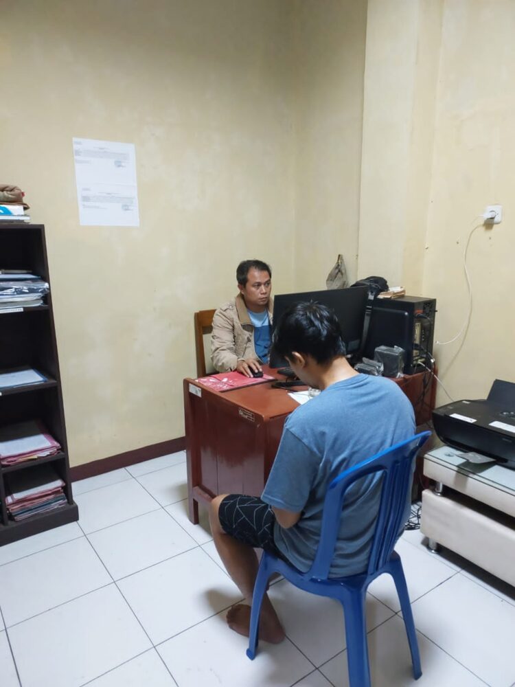 Seorang lelaki inisial FI (31) warga Kecamatan Lumbir Kabupaten Banyumas diringkus Polsek Purwokerto Selatan bersama Sat Reskrim Polresta Banyumas.