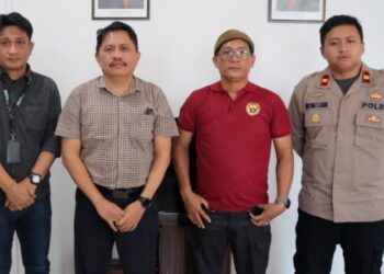General Manager PT. Pelindo IV cabang Manado, Rudi Hartono bersama Kapolsek Pelabuhan Iptu Bintang Yuda Gama didampingi Kasi Humas Polresta Manado Ipda Agus Haryono