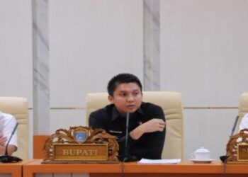 Panca Wijaya Akbar SH., di dampingi Sekda Ogan Ilir H. Muhsin Abdullah ST., MM., MT., Asisten II Sekda Ogan Ilir, Staf Ahli Bupati dan Kepala Perangkat Daerah Terkait Memimpin Rapat Koordinasi Pemanfaatan Dana Insentif Fiskal Tahun Anggaran 2023.
