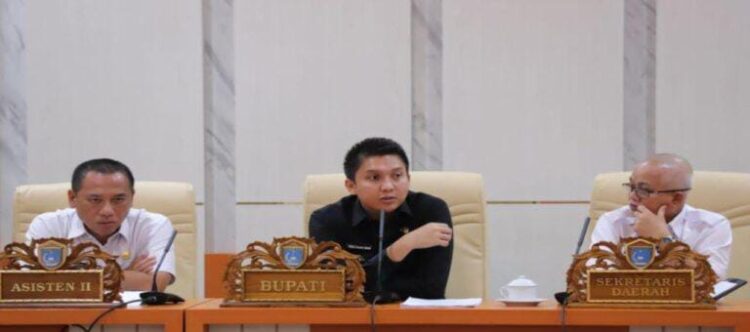 Panca Wijaya Akbar SH., di dampingi Sekda Ogan Ilir H. Muhsin Abdullah ST., MM., MT., Asisten II Sekda Ogan Ilir, Staf Ahli Bupati dan Kepala Perangkat Daerah Terkait Memimpin Rapat Koordinasi Pemanfaatan Dana Insentif Fiskal Tahun Anggaran 2023.