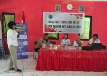 Kasat Narkoba Polresta Manado Kompol May Diana Sitepu Melaksanakan Sosialisasi Pembentukan Kampung Bebas Miras di Kantor Camat Bunaken Darat Kota Manado, Rabu (9/8/2023).