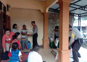BERI BANTUAN: Polsek Tiga Juhar Polresta Deliserdang memberikan bantuan paket sembako kepada warga yang mengalami musibah kebakaran rumah, Rabu (9/8/2023). (Foto Dok/ Polresta DS)