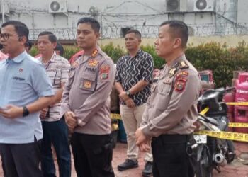 BERI KETERANGAN: Direktur Reskrimsus, Kombes Pol Teddy Marbun didampingin Kabid Humas Polda Sumut, Kombes Pol Hadi Wahyudi memberi keterangan terkait penggerebekan Pangkalan LPG 3 kilogram (Kg) bersubsidi di Jalan Masjid Dusun V, Kelurahan Paya Geli, Kecamatan Sunggal, Kabupaten Deliserdang, Kamis (10/8/2023). (Foto Dok/ Polda Sumut)