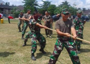 Anggota Koramil mengikuti rangkaian kegiatan perlombaan diantaranya Lomba Tarik Tambang yang di selenggarakan di lapangan komplek perkantoran terpadu Tanjung Senai Kabupaten Ogan Ilir, kamis (10/08/2023).