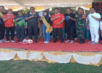 Pembukaan Pekan Olahraga Kecamatan (Porcam) II Rambang Kuang, Ogan Ilir berlangsung heboh, di Lapangan Sepakbola Desa Tambang Rambang Kamis 10/08/2023.