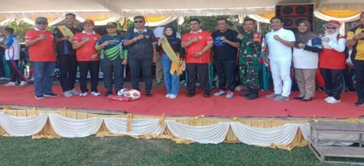 Pembukaan Pekan Olahraga Kecamatan (Porcam) II Rambang Kuang, Ogan Ilir berlangsung heboh, di Lapangan Sepakbola Desa Tambang Rambang Kamis 10/08/2023.
