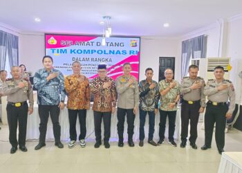 FOTO BERSAMA: Kompolnas RI yang dipimpin Ketua Tim Dr (C) Yusuf SAg MH dan didampingi Kaset Kompolnas Brigjen Pol Musa Tampubolon SH SIK MSi, Kapolrestabes Medan Kombes Pol Valentino Alfa Tatareda SH SIK dan jajaran foto bersama usai melakukan kunker di Polrestabes Medan, Jumat (11/8/2023).(Foto Dok/Polrestabes)