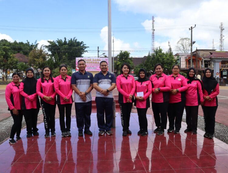 Kapolres Dairi AKBP Reinhard H. Nainggolan, SH, SIK,MM beserta personil Polres Dairi dan Bhayangkari melaksanakan kegiatan Olahraga bersama Dalam Rangka Hari Jadi Polwan Ke - 75 & HKGB (Hari Kesatuan Gerak Bhayangkari) Ke 71 Tahun 2023