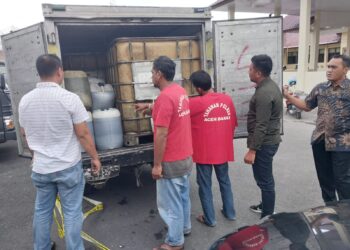 2 Orang Pengangkut BBM ilegal, 1,5 ton Solar Bersubsidi serta satu unit mobil Mitsubishi Box Jenis L-300 diamankan di Polres Aceh Barat, Jum'at (11/08/2023) Pukul 16.30 Wib