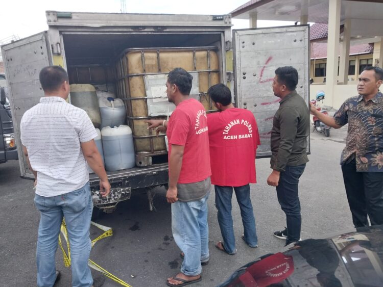 2 Orang Pengangkut BBM ilegal, 1,5 ton Solar Bersubsidi serta satu unit mobil Mitsubishi Box Jenis L-300 diamankan di Polres Aceh Barat, Jum'at (11/08/2023) Pukul 16.30 Wib