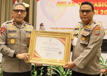 Pemberian penghargaan dari Kemenpan-RB diserahkan langsung oleh Bapak Wakapolda Sulut Brigjen Pol Jan De Fretes Pada kegiatan Musrembang Polda Sulut dan Gelar Operasional TW.II Tahun 2023 yang di Laksanakan di Hotel Luwansa Kota Manado, Kamis (10/8/2023).